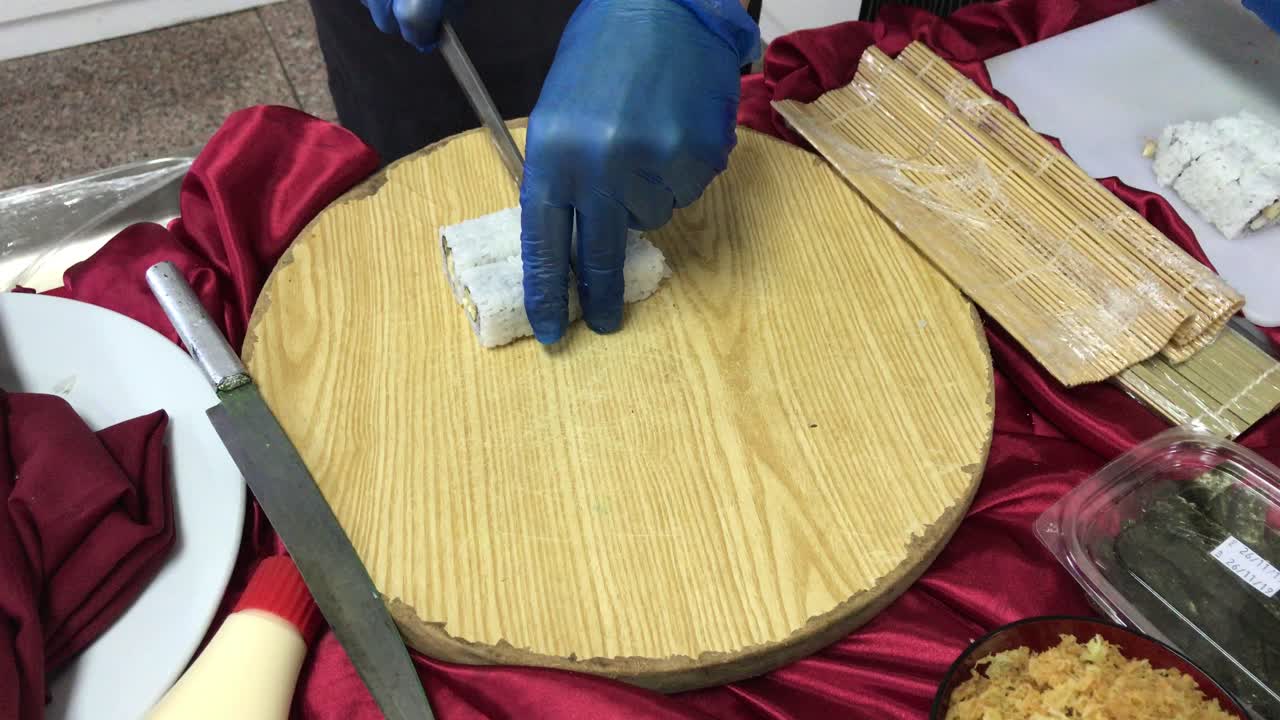 캘리포니아 마키 일본 음식을 준비하는 초밥 요리사