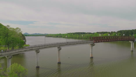 Vista-Panorámica-Del-Puente-Del-Parque-De-Dos-Ríos-En-Little-Rock,-Arkansas,-Estados-Unidos