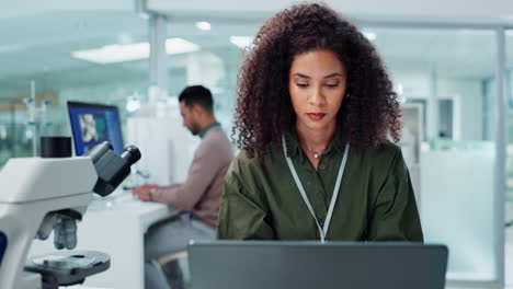 científico trabajando en una computadora portátil en un laboratorio moderno