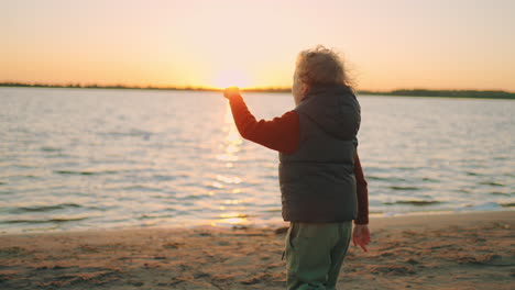 Ein-Glücklicher-Kleiner-Junge-Rennt-Bei-Sonnenuntergang-Zum-Fluss.-Familienruhe-In-Der-Natur-Im-Frühling-Oder-Herbst