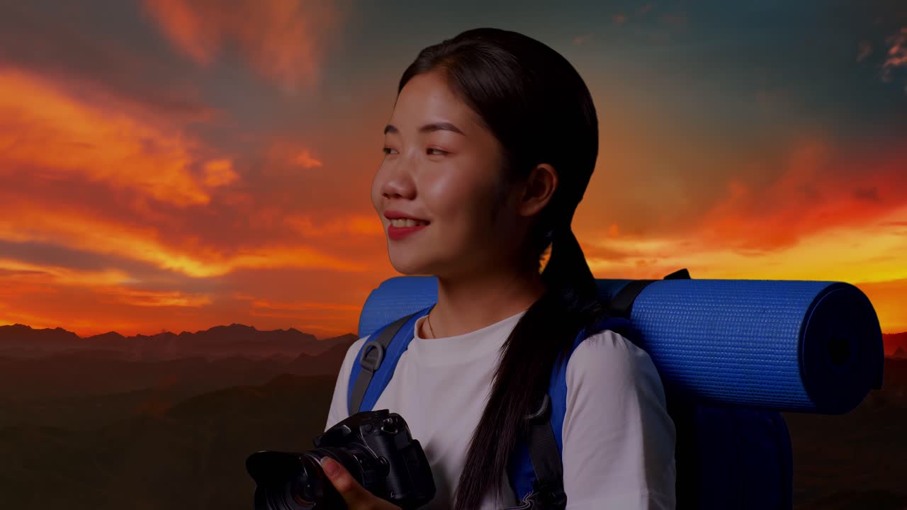 mujer excursionista con cámara al atardecer