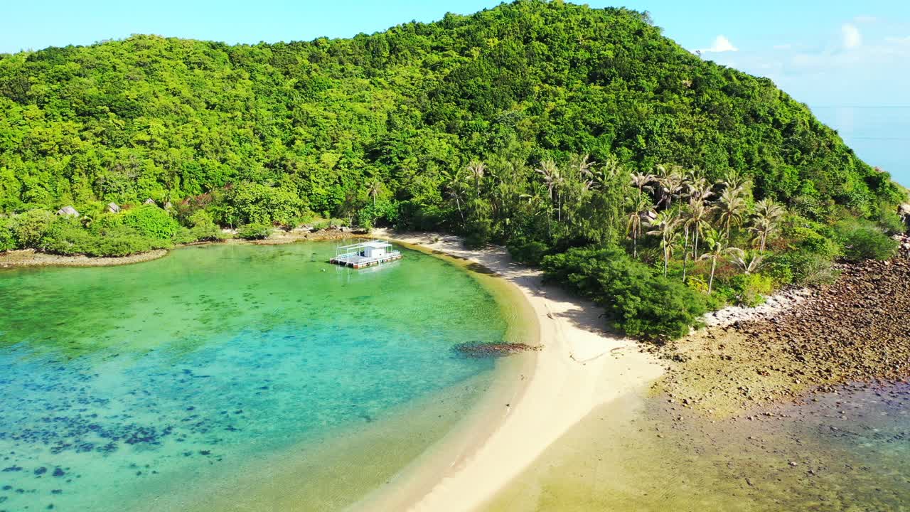 태국 열대 섬의 백사장과 바위가 많은 해안선을 씻는 청록색 석호가 있는 고요한 만