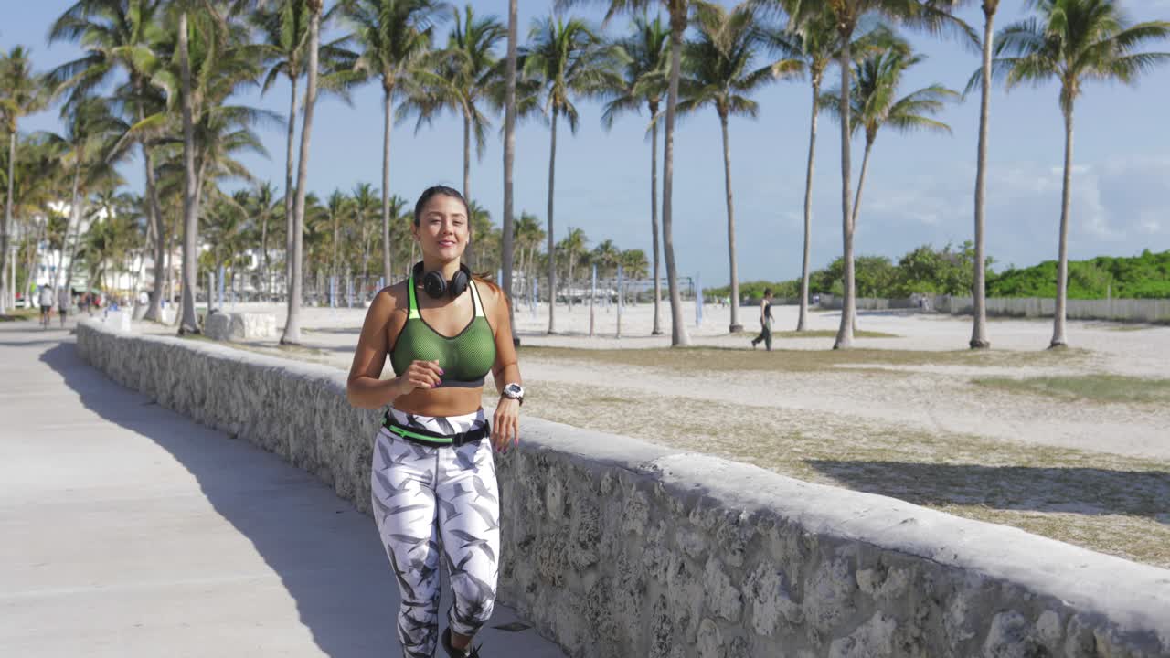 mujer deportiva trotando en el parque