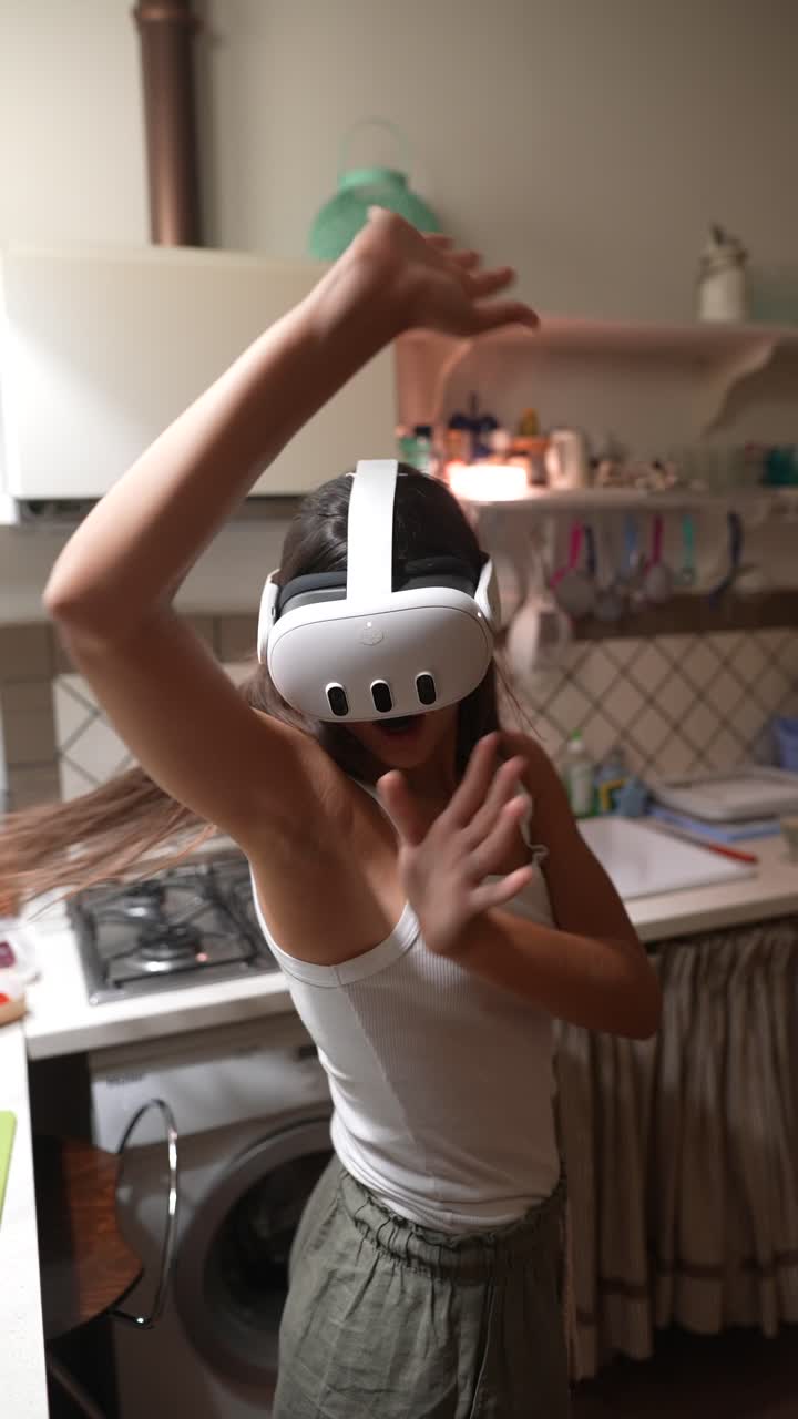 Donna che sperimenta la realtà virtuale in una cucina