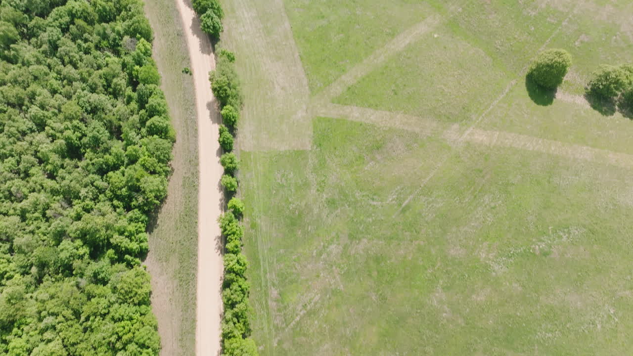 inclinación aérea hacia abajo en el campo de tiro al aire libre en leach, oklahoma, ee.