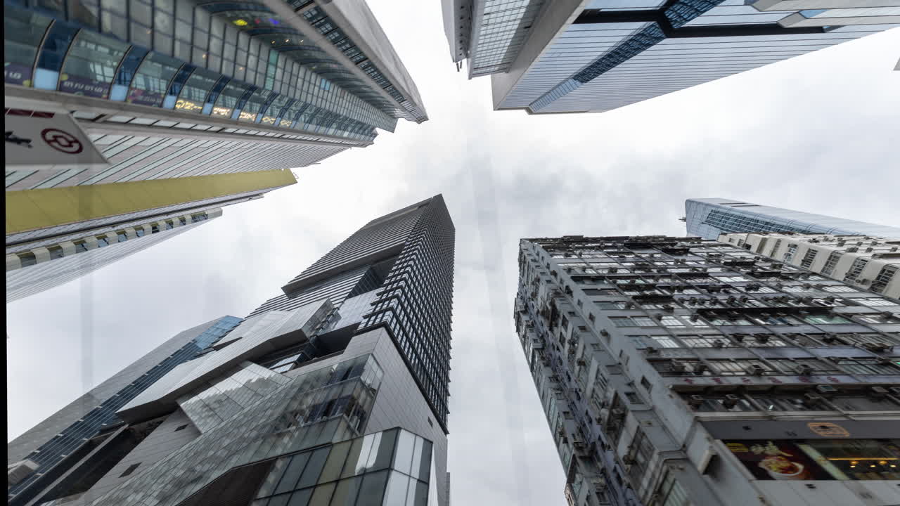 Vista para Cima de Arranha-céus Imponentes e Arquitetura da Cidade