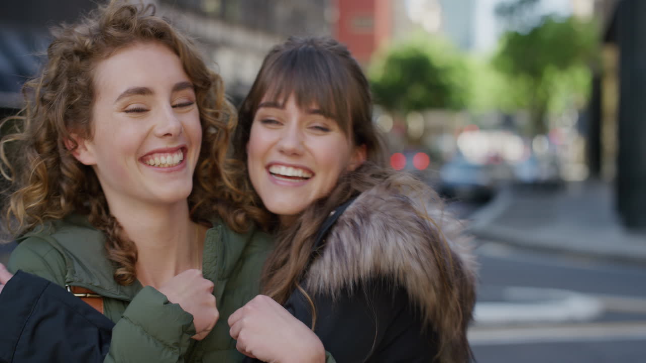 retrato de mujeres jóvenes felices abrazando a sus amigas sonriendo alegres abrazándose disfrutando de la amistad la unión amigos mostrando afecto en el fondo de la ciudad urbana