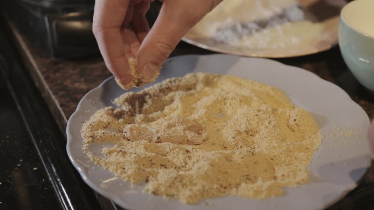 빵 부스러기 한 접시에 얇게 썬 고기 롤 - 클로즈업 샷