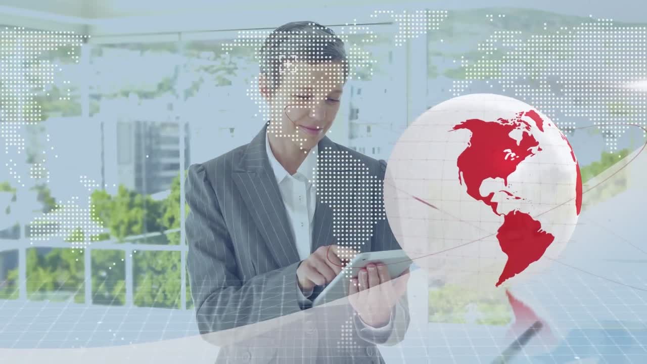 animación del globo y procesamiento de datos sobre una mujer de negocios caucásica usando una tableta