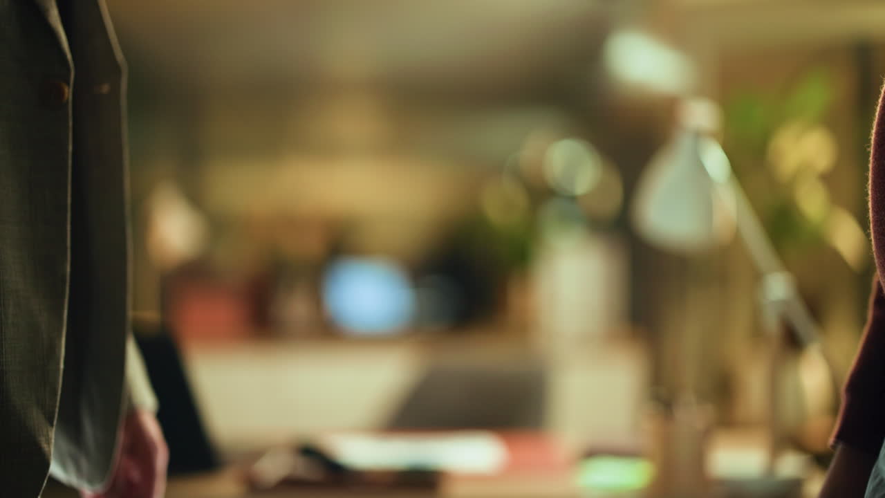 apretón de manos entre dos personas