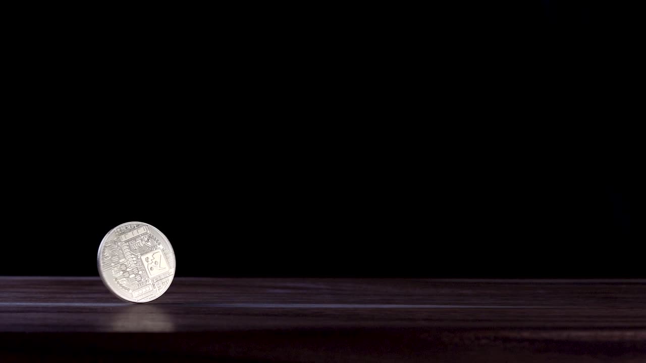 moneda digital bitcoin girando sobre una mesa con espacio de copia