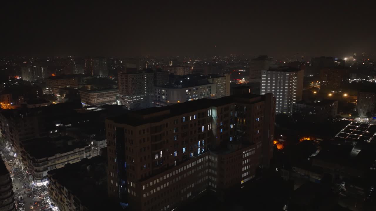 вид с воздуха на подсвеченные башенные блоки в центре карачи