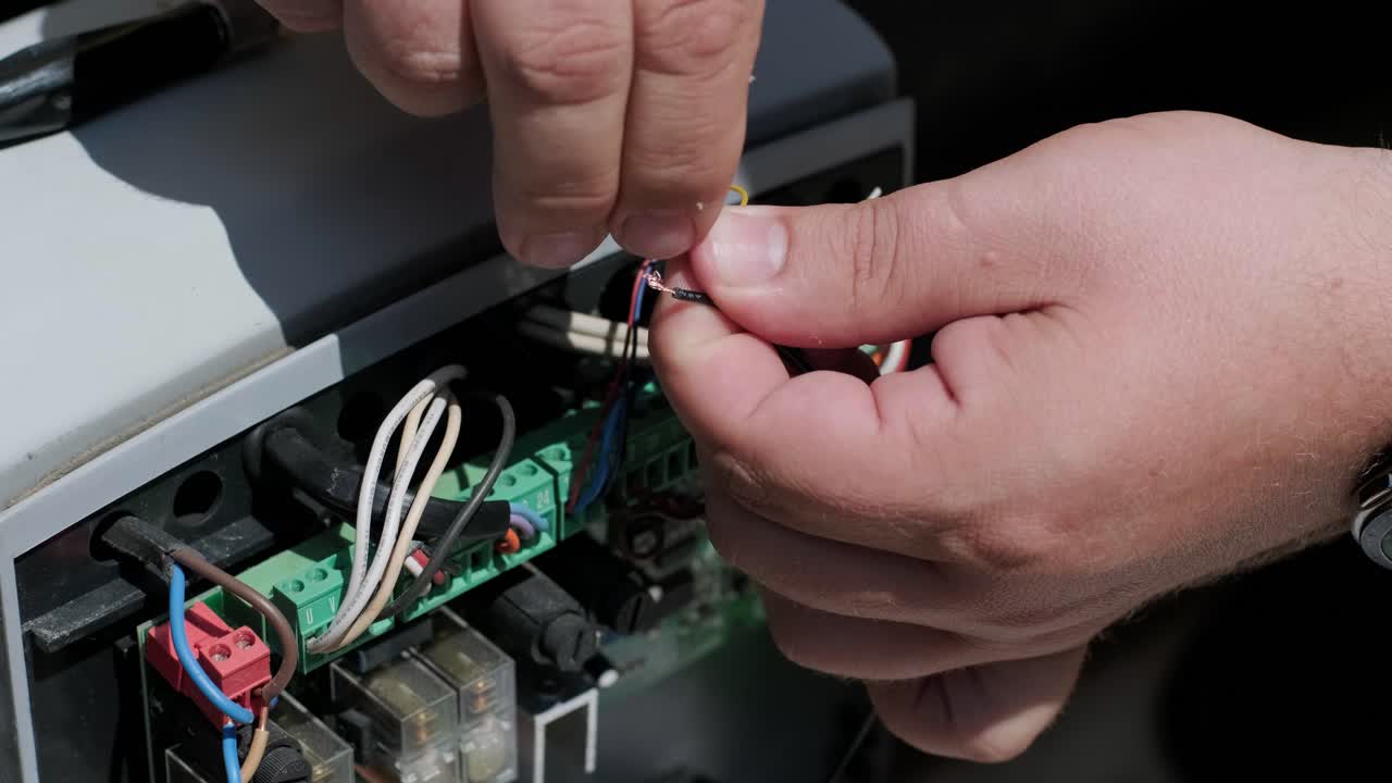 conectando el mecanismo de puerta de garaje automático con el controlador remoto. instalación de motor de puerta automática y trabajo para el sistema de seguridad de puerta de control en el hogar