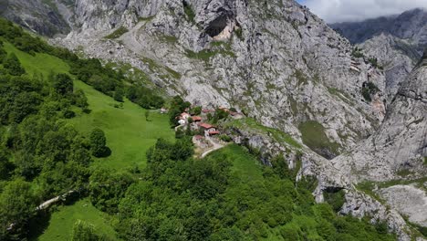 Bulnes-Bergdorf-Picos-De-Europa,-Spanien-Drohne,-Luftaufnahme