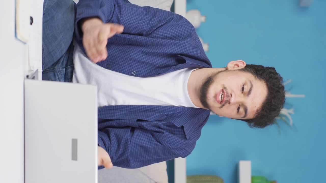 실패한 남자의 수직 비디오는 좌절됩니다.