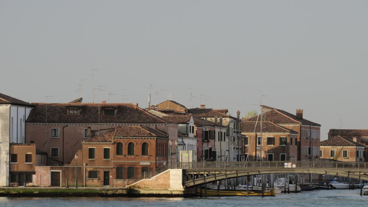 Case sull'acqua a Venezia, Italia. Vista da una barca a vela