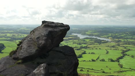 Blick-Auf-Den-Peak-District-Auf-Grüne-Felder-Und-Stausee-An-Einem-Bewölkten-Tag