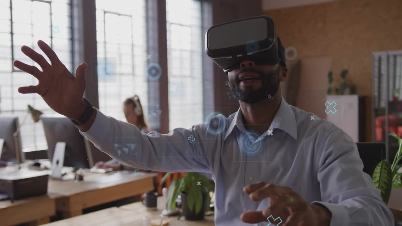 Uomo che indossa un visore VR in un ufficio open space, con cerchi che si materializzano e nodi di dati per il test dell'interfaccia.