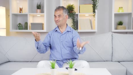 자신을 못생긴 사람이라고 생각하는 사람.