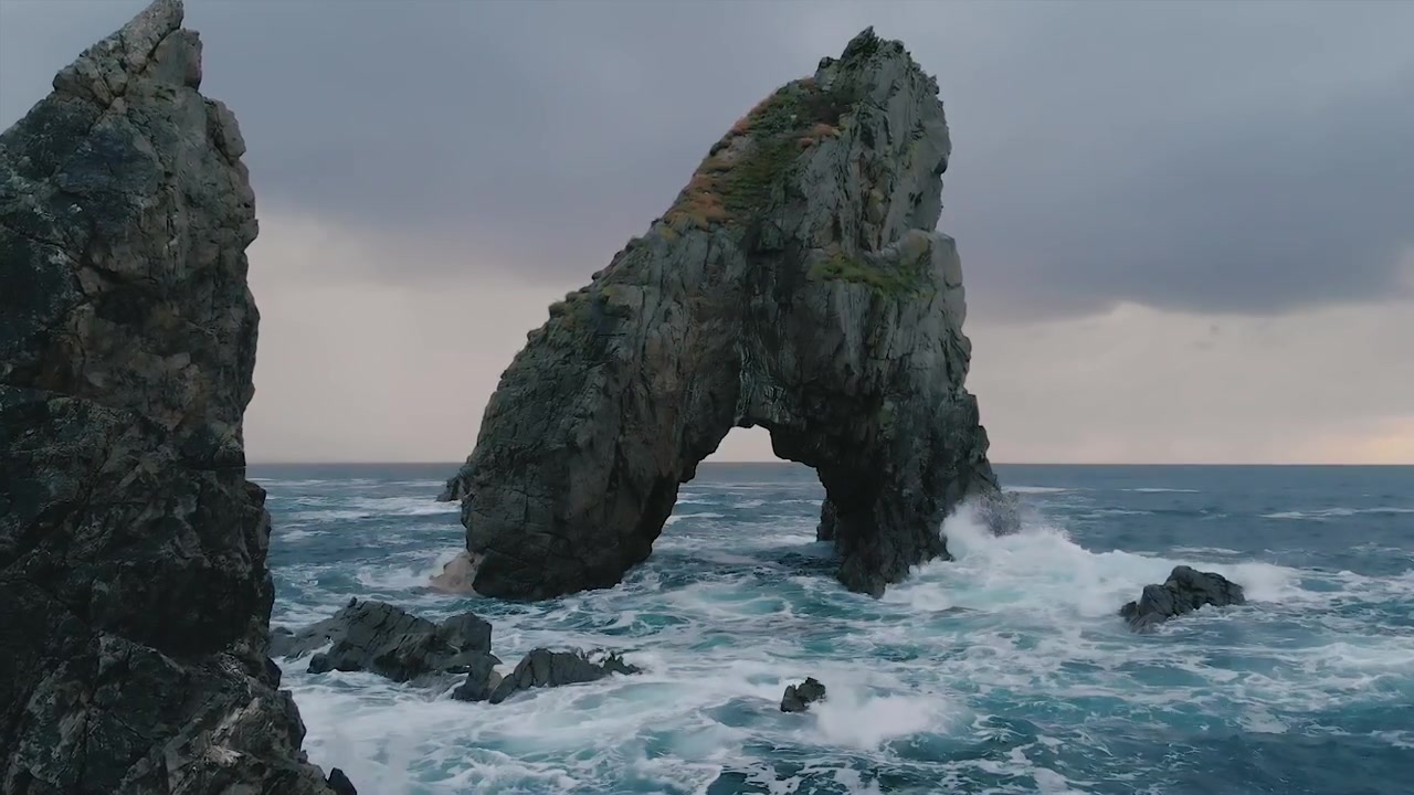 Crohy Head em Donegal, Irlanda, ondas do oceano nas rochas