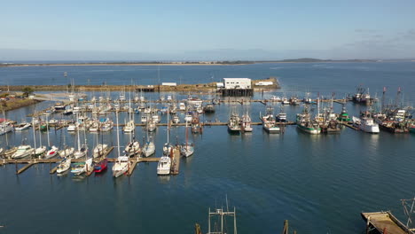 Vista-Aérea-Sobre-Los-Barcos-En-El-Puerto-Deportivo-De-Charleston-De-Coos-Bay-En-Oregon