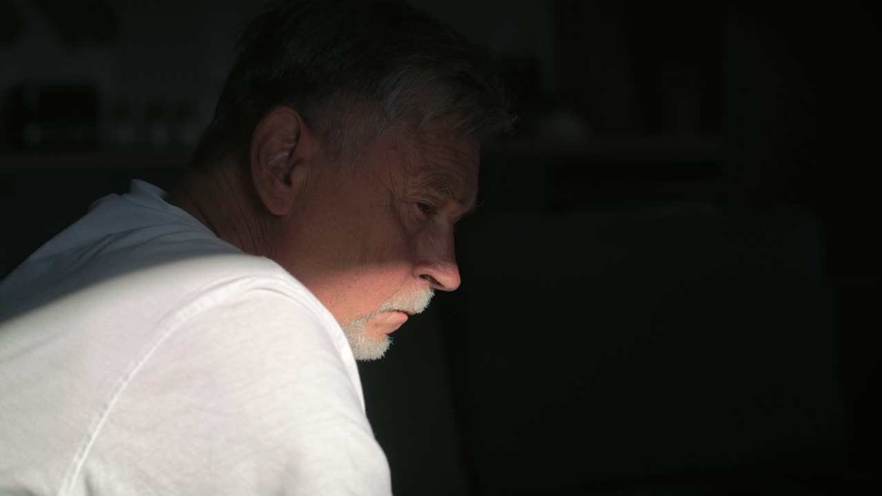 어 ⁇  속에 앉아 있는 정신적 문제를 가진 고령 백인 남성.