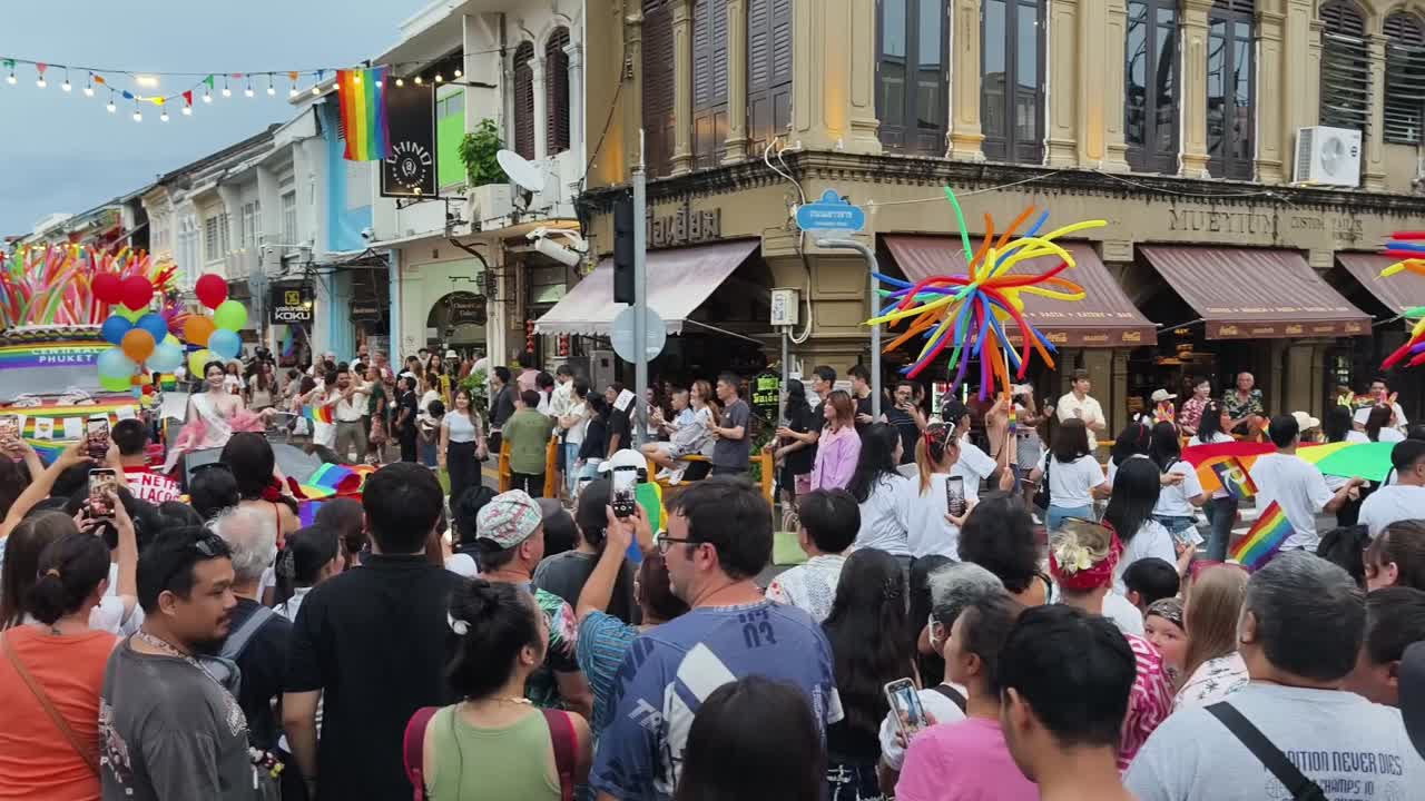 desfile del orgullo lgbtq+ en una calle de la ciudad