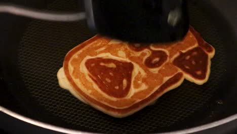 forma de panqueque de perro pug voltea para revelar el primer plano