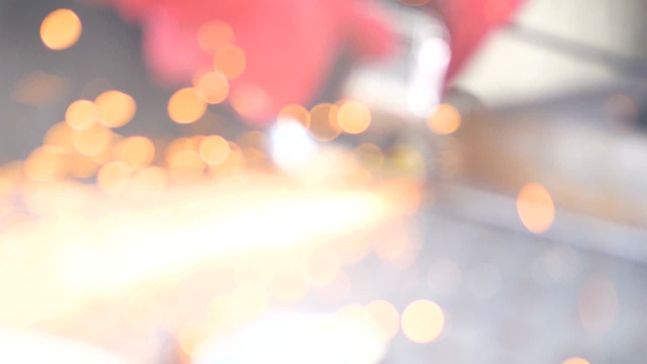 trabajador moliendo metal con una sierra circular, molienda.