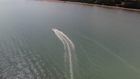 Motorboot-Beschleunigt-Und-Hinterlässt-Kielwasser-Auf-Der-Calshot-Nehrung-In-Calshot,-Großbritannien