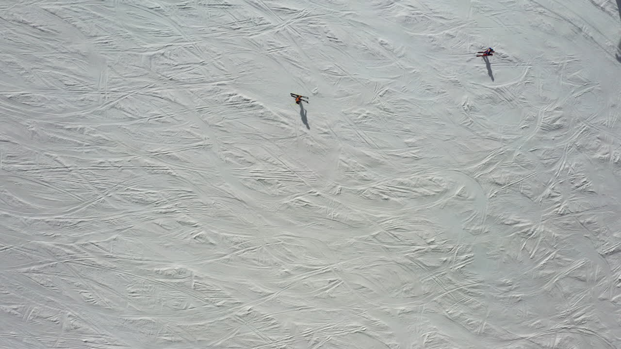 겨울 시즌 동안 하얀 언덕 경사면에서 스키를 타는 사람들, 공중에서 아래로 보기