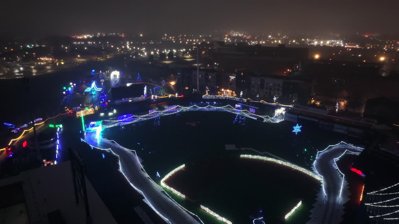 aerial tilt up: 크리스마스 스피리트 라이트 쇼의 광범위한, 랭커스터의 스타디움, pa, 플래싱 크리스마스 장식 쇼