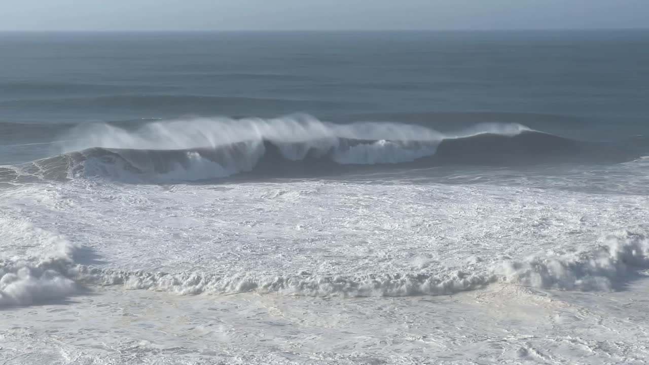 Onda che si infrange nel mare