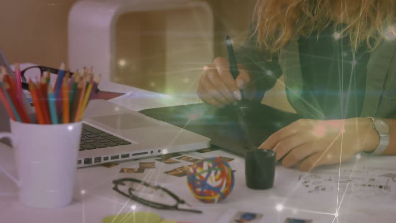 animación de una red de conexiones sobre una mujer de negocios caucásica