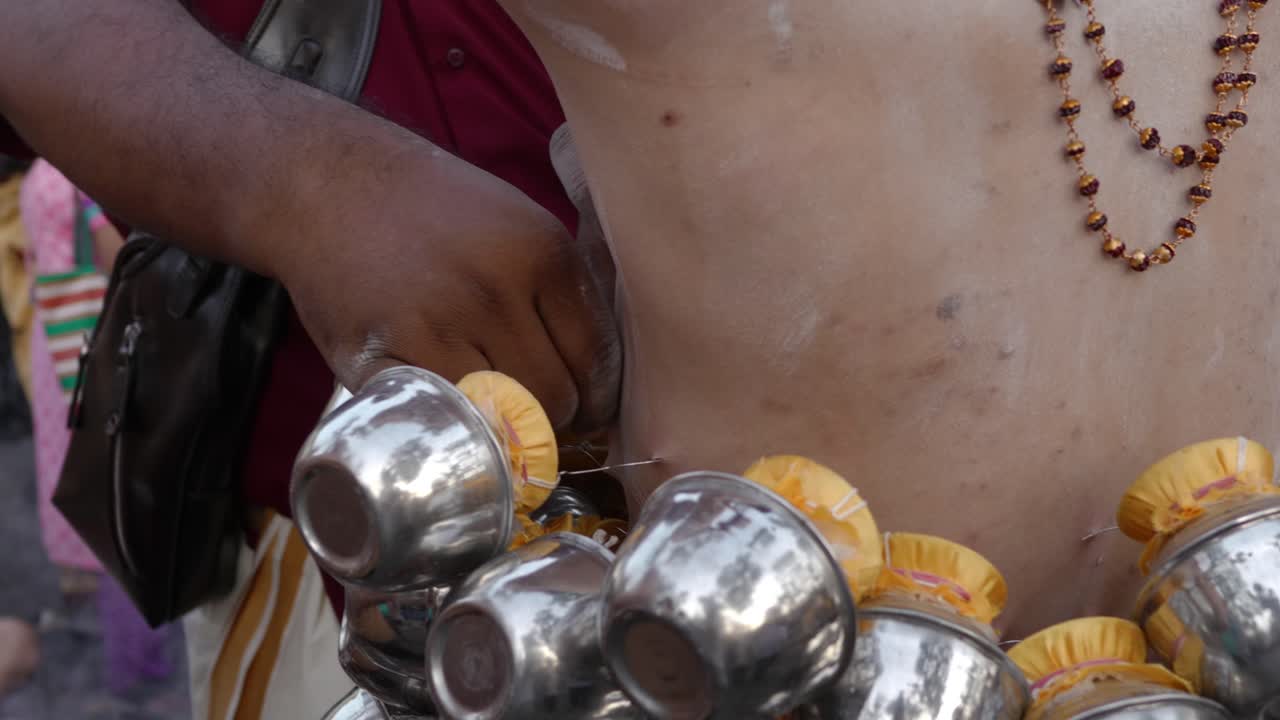 타이푸삼 축제, 피어싱