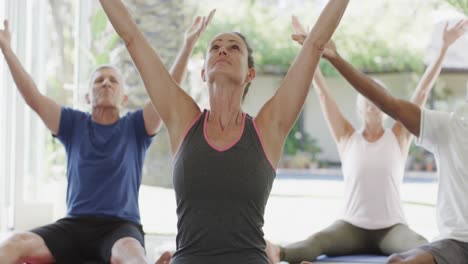 Centrados-Diversos-Ancianos-Haciendo-Ejercicio-En-Clase-De-Pilates-Con-Entrenadora,-Inalterado,-En-Cámara-Lenta