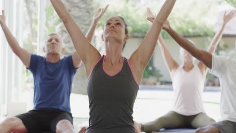 adultos mayores diversos haciendo ejercicio en clase de pilates con una entrenadora, sin alteración, en cámara lenta