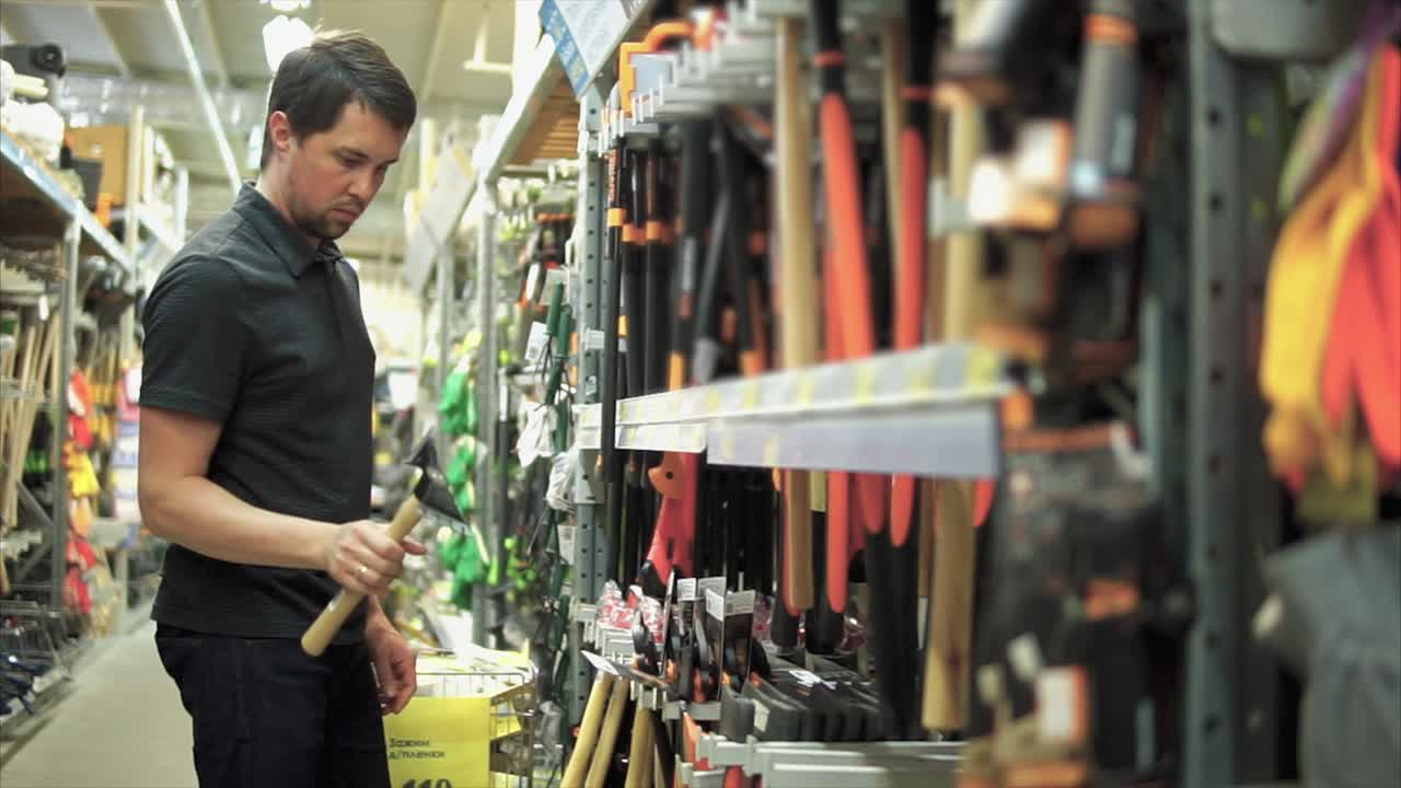 hombre comprando herramientas en una ferretería