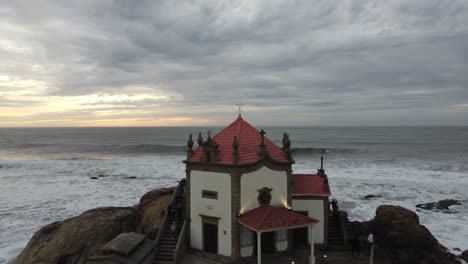 Iglesia-Cerca-Del-Océano-En-Gaia-Porto-Portugal