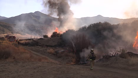 Los-Bomberos-Miran-Cómo-Un-Incendio-Se-Descontrola-En-California-4