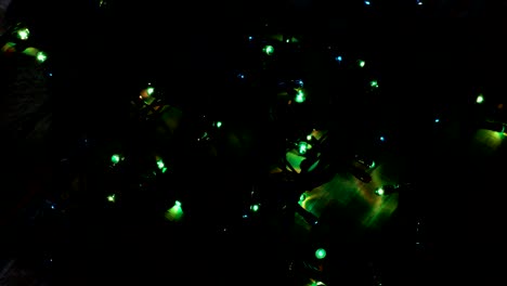 luces azules, rojas y verdes para el árbol de navidad luces eléctricas. clip de imágenes 4k