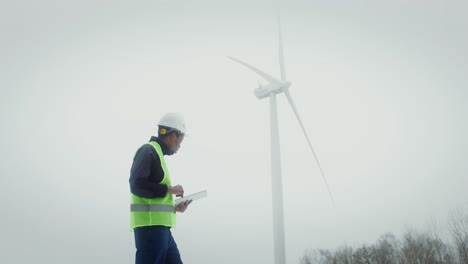 ingeniero de turbinas eólicas inspeccionando