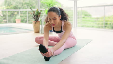 Pilates,-Estiramientos-Y-Mujer-En-El-Gimnasio