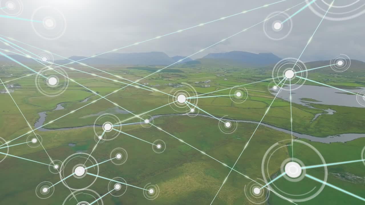 Sovrapposizione di rete digitale che mostra nodi circolari che collegano linee luminose su campi rurali in rendering 3D.