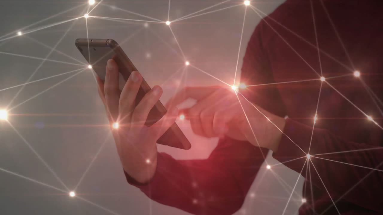 Uomo adulto che tiene in mano un dispositivo e tocca lo schermo, creando una sovrapposizione di rete tecnologica che visualizza il flusso di dati.