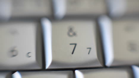 el número 7 está en un teclado de computadora