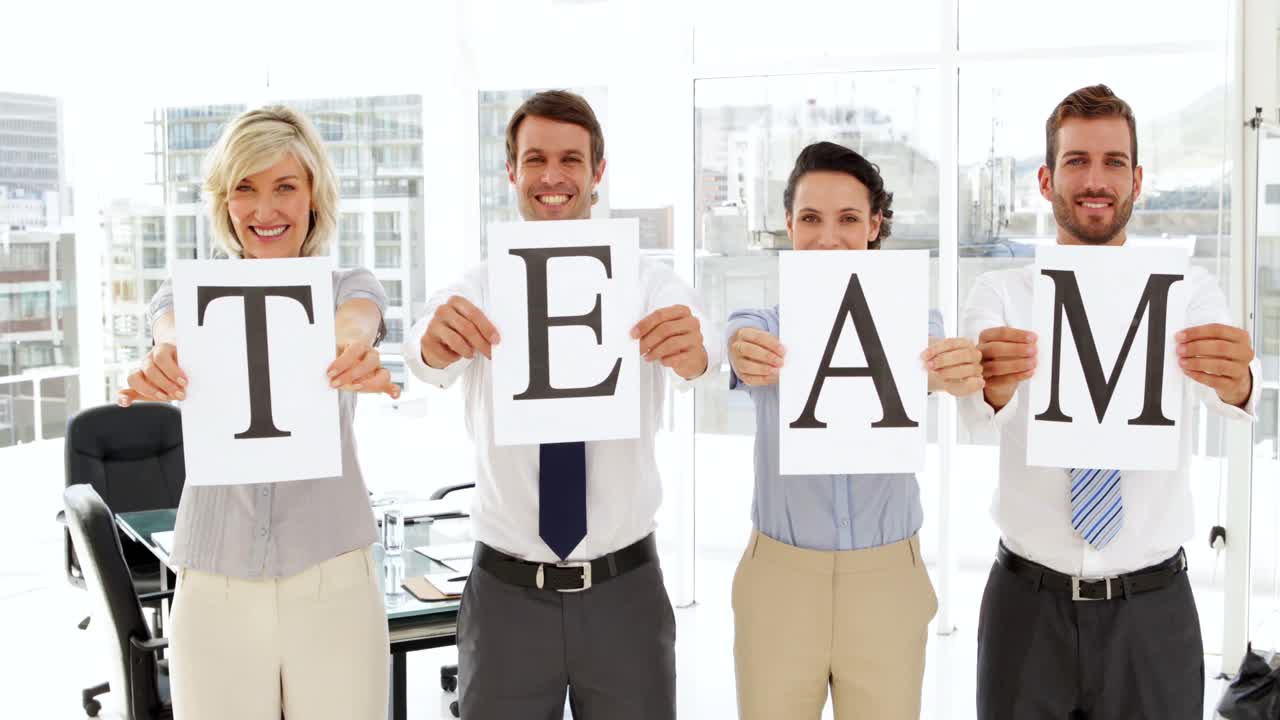 사업가 들 이 페이지 를 들고 스펠링 팀 을