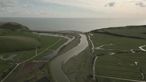 Vistas-Del-Valle-De-Cuckmere-Y-El-Río-Cuckmere-Serpenteando-Hacia-El-Mar-Cerca-De-Eastbourne-Y-Siete-Hermanas-En-East-Sussex