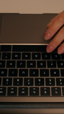 mujer escribiendo en un teclado de portátil