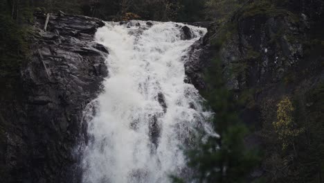 una famosa cascada storfossen en noruega